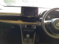 Toyota YARIS лот № 30220 оценка 4  с аукциона в Японии 8