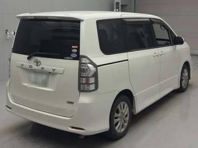 Toyota VOXY  с аукциона в Японии