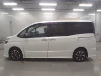 Toyota VOXY лот № 33103 оценка 5  с аукциона в Японии 3