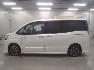 Toyota VOXY  с аукциона в Японии