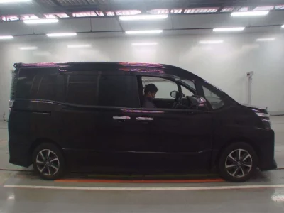 Toyota VOXY  с аукциона в Японии