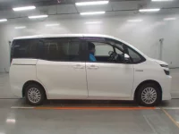 Toyota VOXY лот № 30489 оценка 4  с аукциона в Японии 2