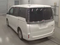 Toyota VOXY лот № 30489 оценка 4  с аукциона в Японии 5