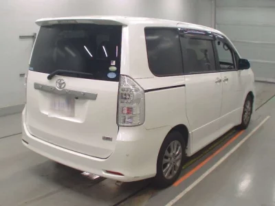 Toyota VOXY  с аукциона в Японии