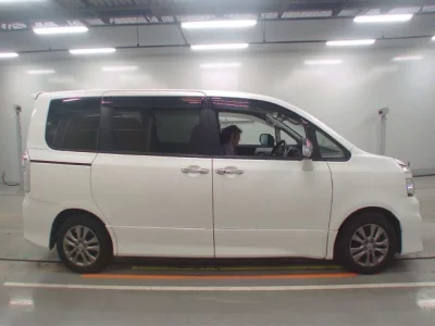 Toyota VOXY  с аукциона в Японии