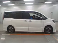 Toyota NOAH лот № 30444 оценка 4.5  с аукциона в Японии 2