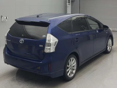 Toyota PRIUS ALPHA  с аукциона в Японии