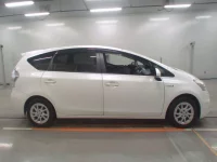 Toyota PRIUS ALPHA лот № 30501 оценка 4  с аукциона в Японии 2