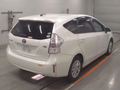 Toyota PRIUS ALPHA  с аукциона в Японии