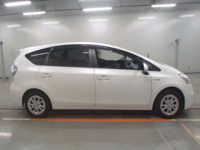 Toyota PRIUS ALPHA  с аукциона в Японии