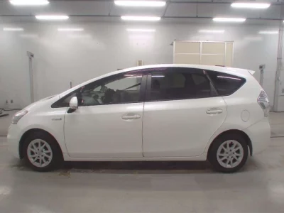 Toyota PRIUS ALPHA  с аукциона в Японии