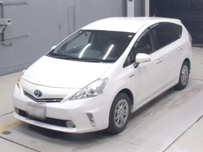 Toyota PRIUS ALPHA  с аукциона в Японии
