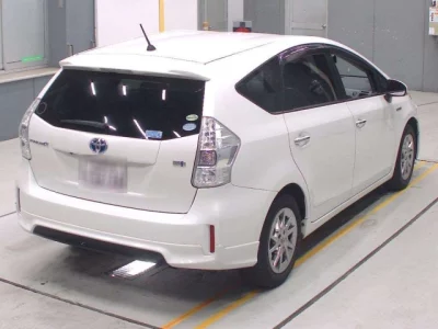 Toyota PRIUS ALPHA  с аукциона в Японии