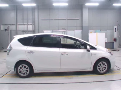 Toyota PRIUS ALPHA  с аукциона в Японии