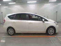 Toyota PRIUS ALPHA лот № 30401 оценка 3.5  с аукциона в Японии 2