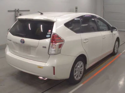 Toyota PRIUS ALPHA  с аукциона в Японии