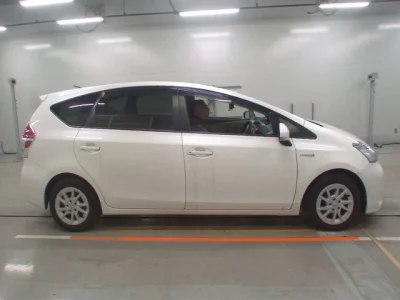 Toyota PRIUS ALPHA  с аукциона в Японии