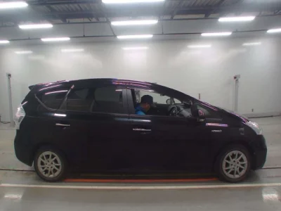 Toyota PRIUS ALPHA  с аукциона в Японии