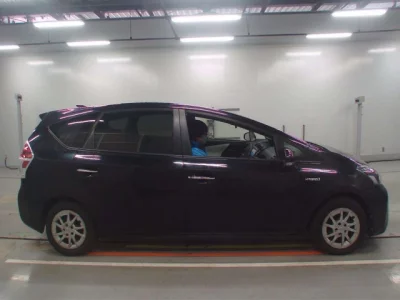 Toyota PRIUS ALPHA  с аукциона в Японии