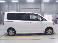 Toyota NOAH лот № 70108 оценка 4  с аукциона в Японии 2