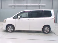 Toyota NOAH лот № 70108 оценка 4  с аукциона в Японии 3
