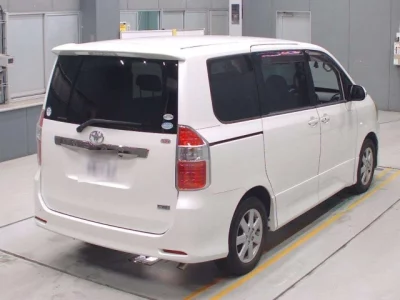 Toyota NOAH  с аукциона в Японии
