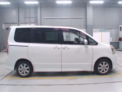 Toyota NOAH  с аукциона в Японии