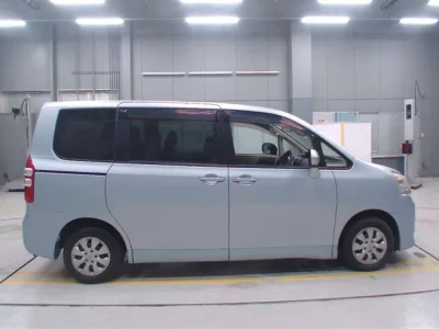 Toyota NOAH  с аукциона в Японии