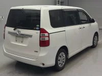 Toyota NOAH лот № 6053 оценка 4  с аукциона в Японии 1