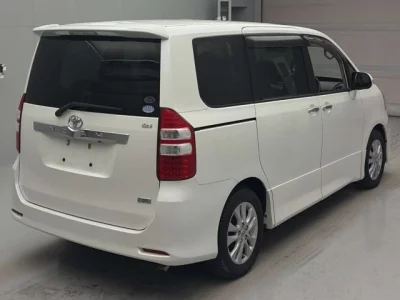 Toyota NOAH  с аукциона в Японии