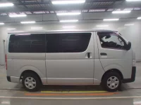 Toyota HIACE VAN лот № 30484 оценка 3.5  с аукциона в Японии 2