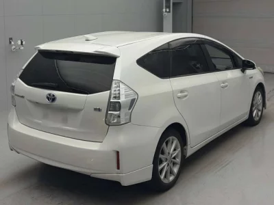 Toyota PRIUS ALPHA  с аукциона в Японии