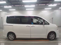 Toyota VOXY лот № 40070 оценка R  с аукциона в Японии 2