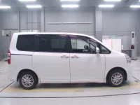 Toyota NOAH лот № 30215 оценка 3.5  с аукциона в Японии 2