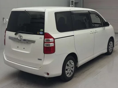 Toyota NOAH  с аукциона в Японии
