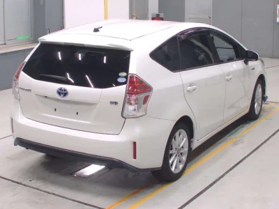 Toyota PRIUS ALPHA  с аукциона в Японии