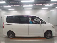 Toyota NOAH лот № 10315 оценка R  с аукциона в Японии 2