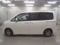 Toyota NOAH лот № 30518 оценка R  с аукциона в Японии 3