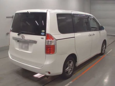 Toyota NOAH  с аукциона в Японии