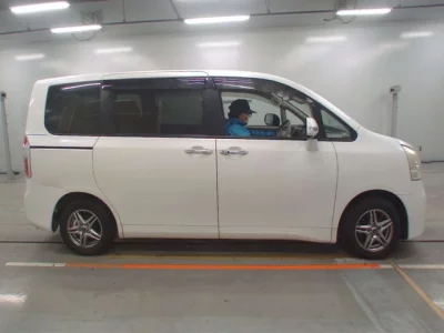 Toyota NOAH  с аукциона в Японии