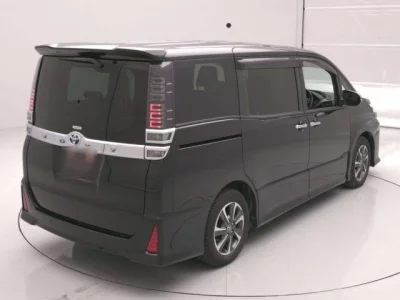 Toyota VOXY  с аукциона в Японии