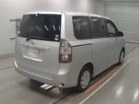 Toyota VOXY лот № 30581 оценка 4  с аукциона в Японии 1