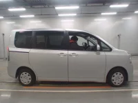 Toyota VOXY лот № 30581 оценка 4  с аукциона в Японии 2