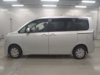 Toyota VOXY лот № 30581 оценка 4  с аукциона в Японии 3
