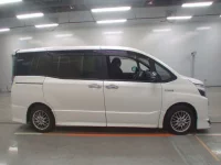 Toyota VOXY лот № 30551 оценка 4  с аукциона в Японии 2