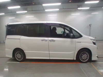 Toyota VOXY  с аукциона в Японии