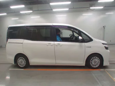 Toyota VOXY  с аукциона в Японии