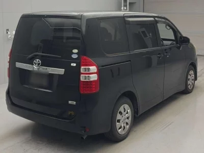 Toyota NOAH  с аукциона в Японии
