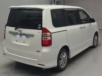 Toyota NOAH лот № 306 оценка RA  с аукциона в Японии 1