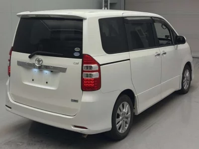 Toyota NOAH  с аукциона в Японии